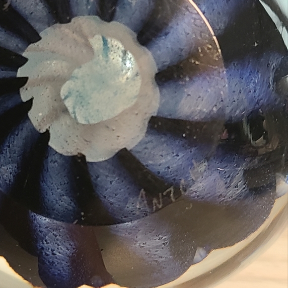 Anton Intaglio Hand Blown Glass Paperweight Signed and Numbered 1992 32/3000 - Picture 8 of 12